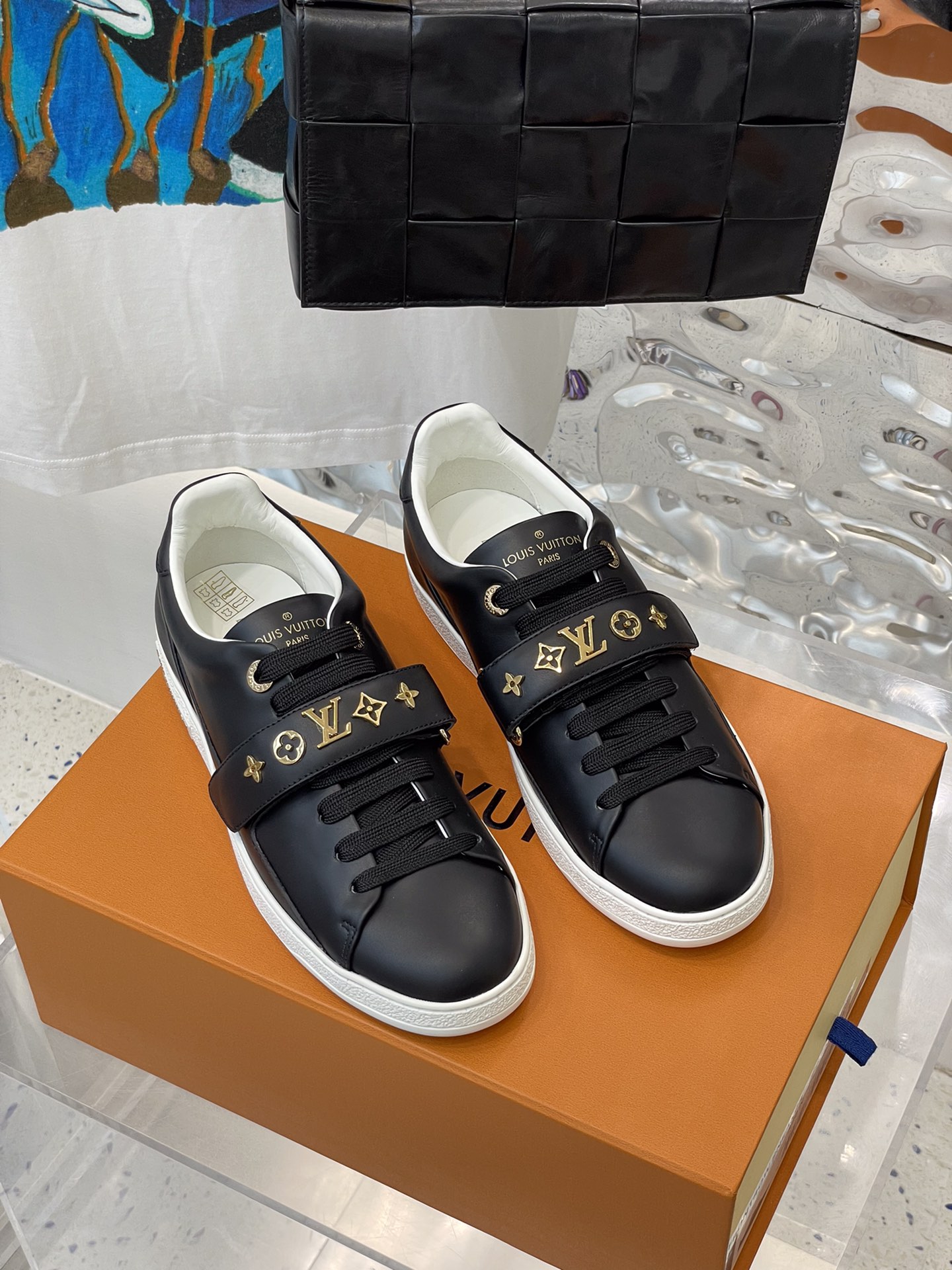 l0*is V*t0n sneakers