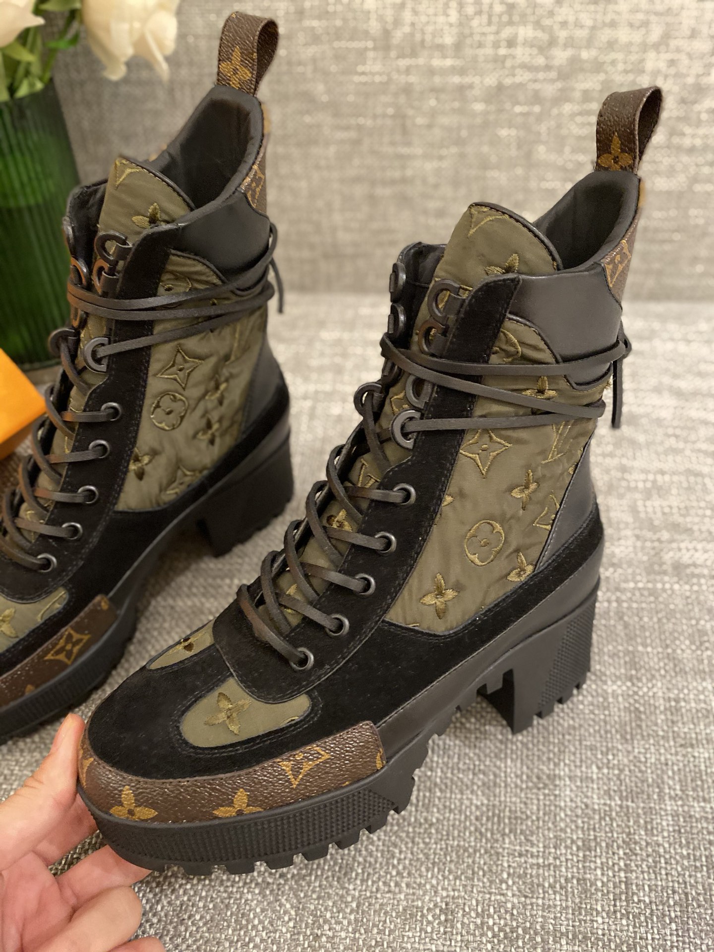 l0*is V*t0n boots