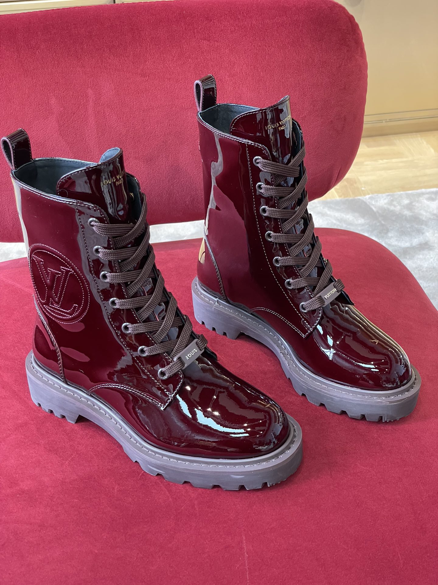 l0*is V*t0n boots