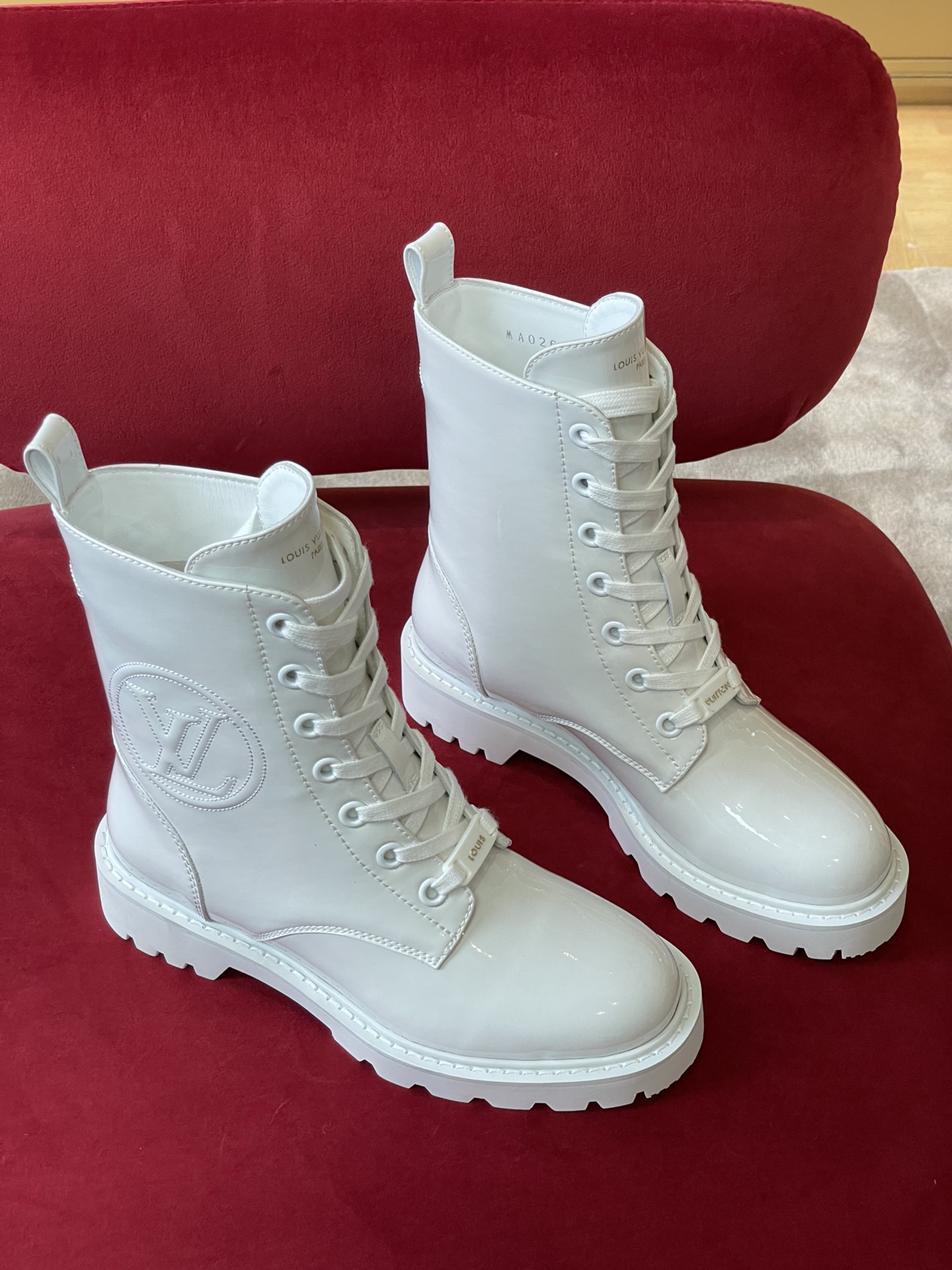 l0*is V*t0n boots