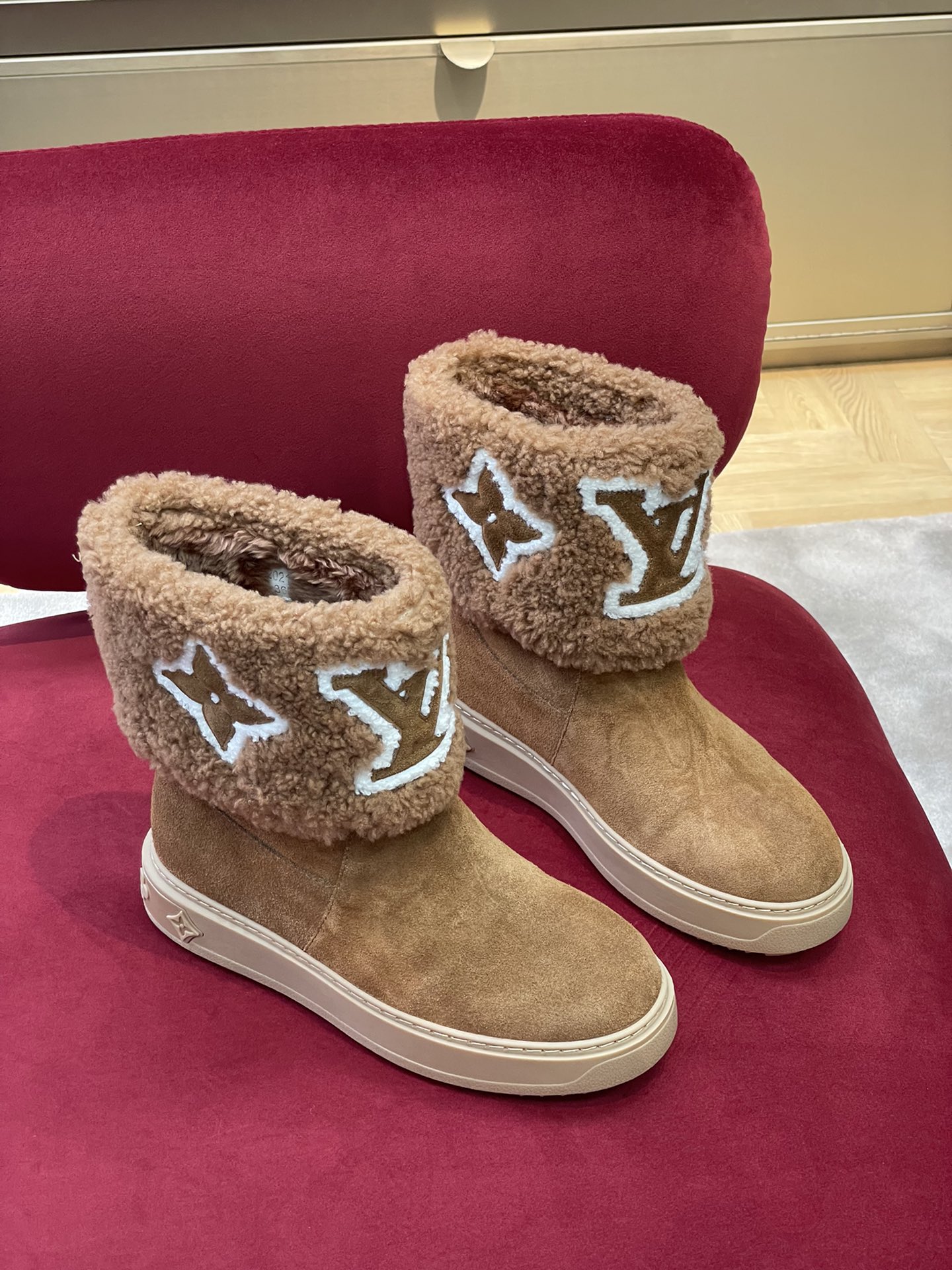l0*is V*t0n boots