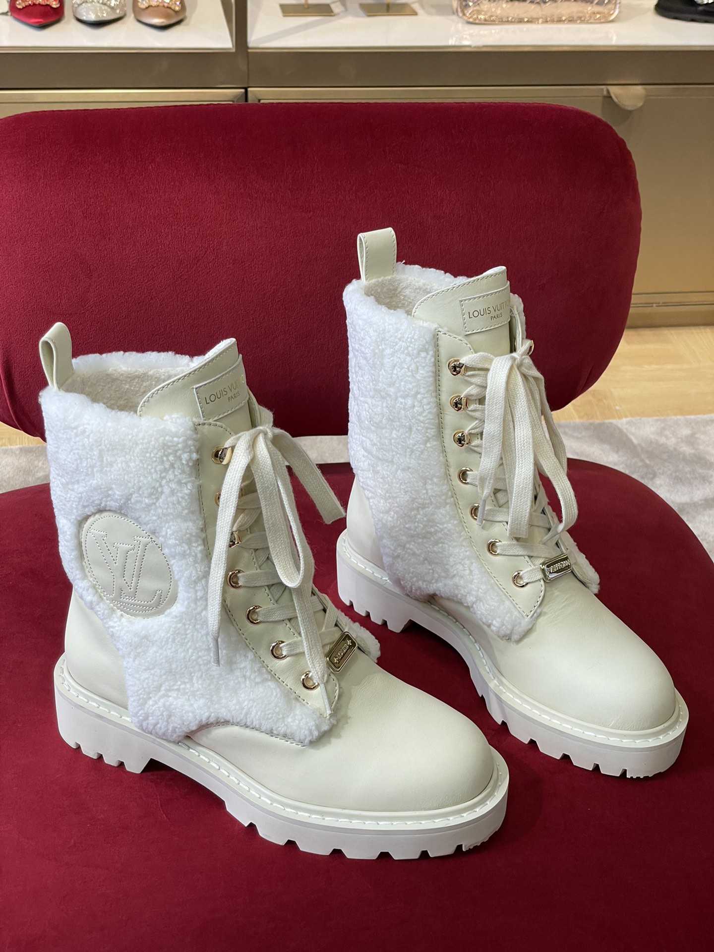 l0*is V*t0n boots