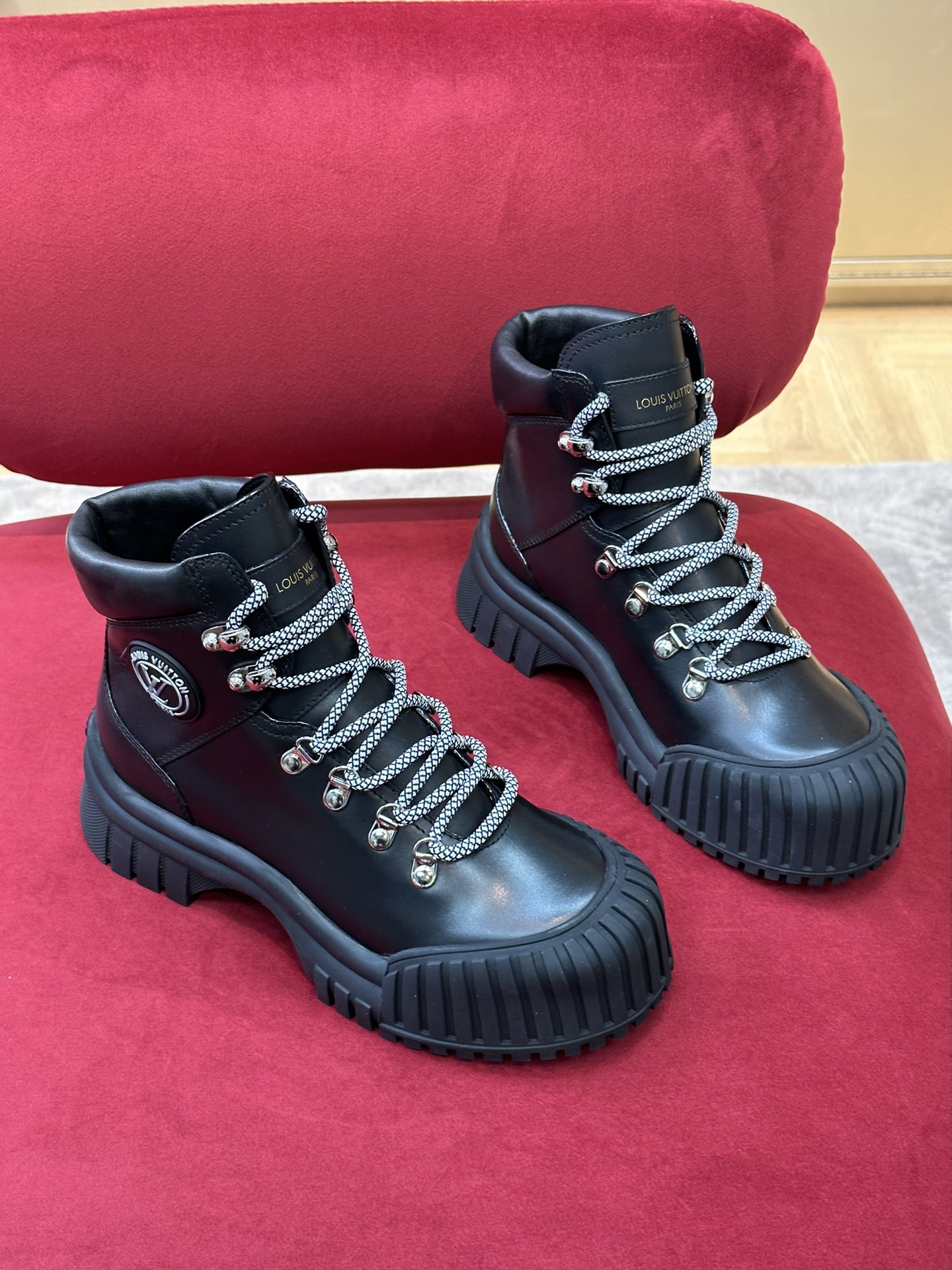 l0*is V*t0n boots