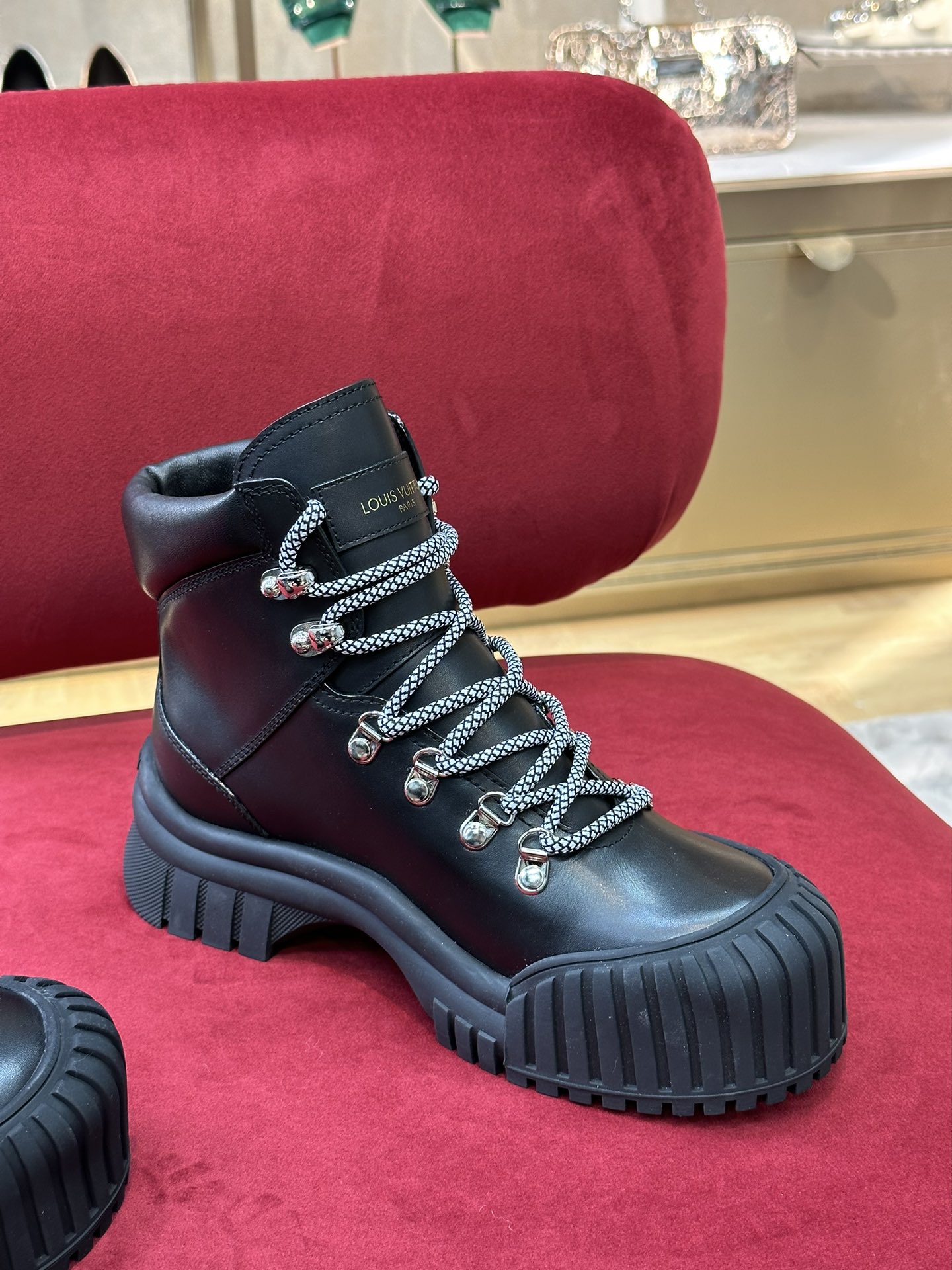 l0*is V*t0n boots
