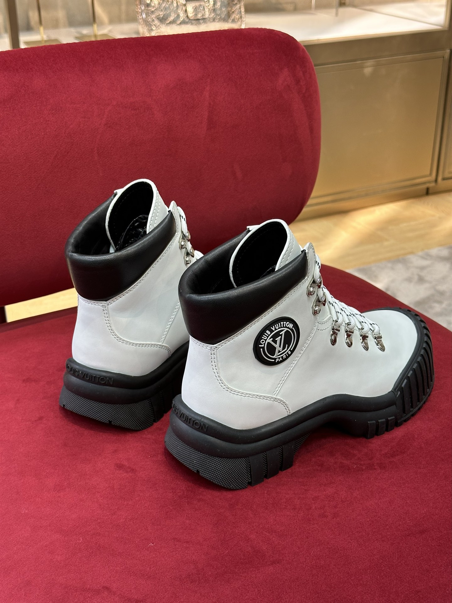 l0*is V*t0n boots