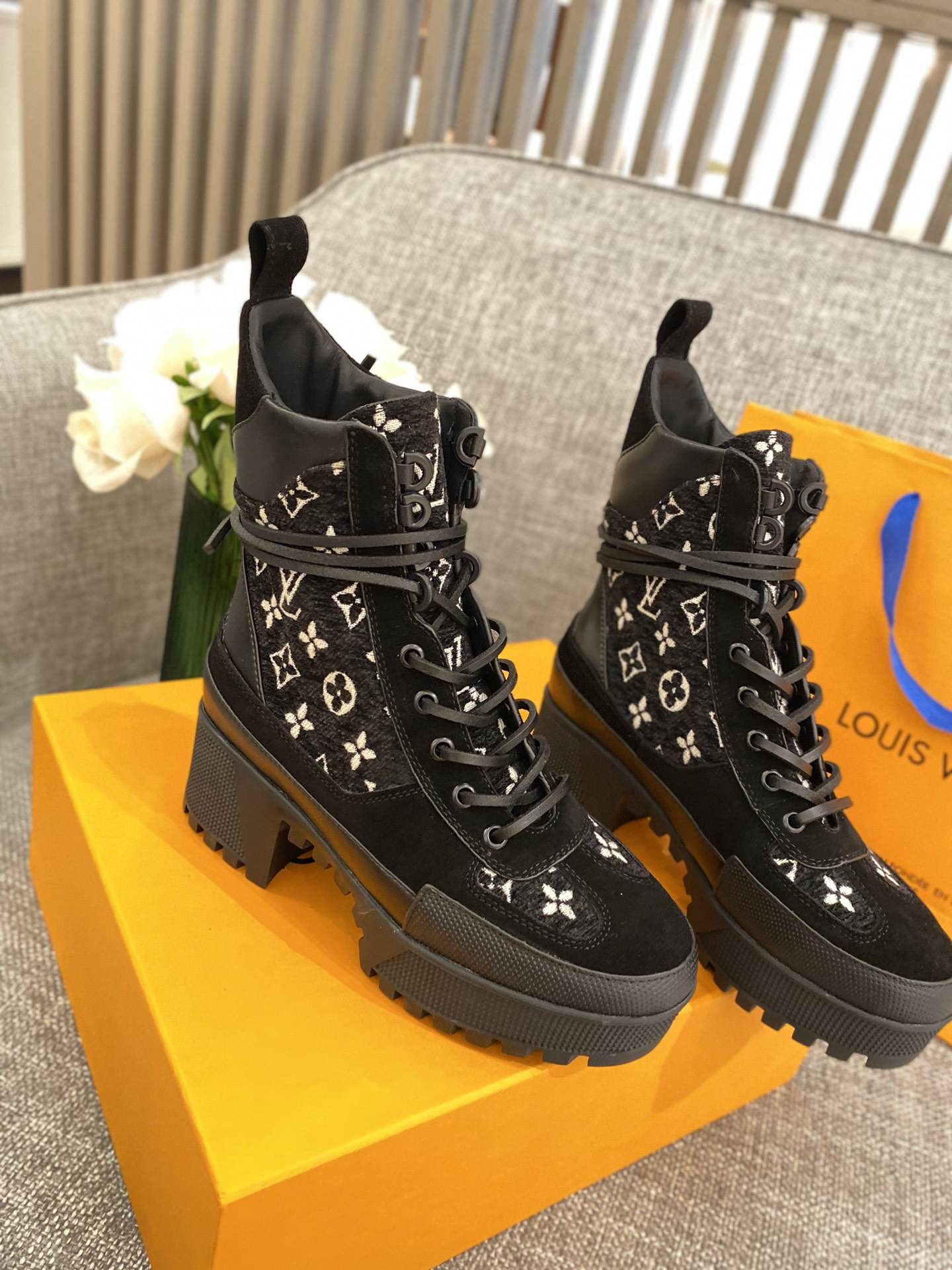 l0*is V*t0n boots