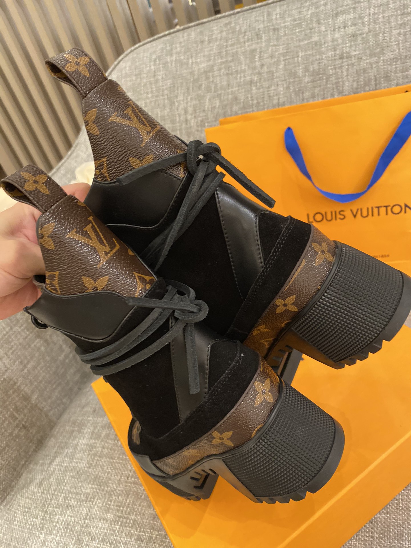 l0*is V*t0n boots