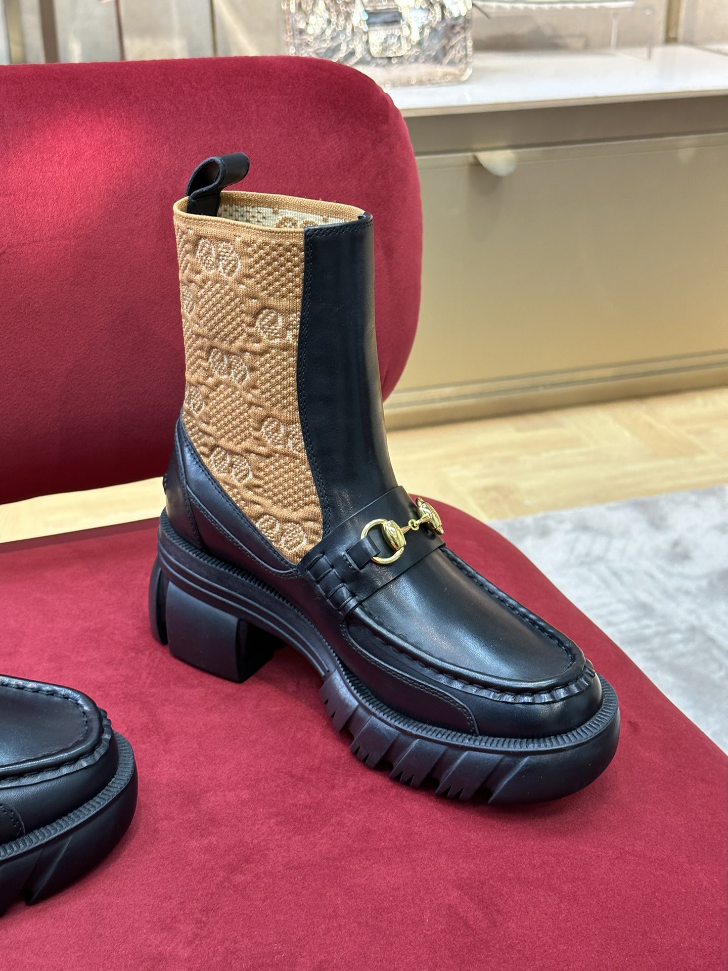 G*u*i boots