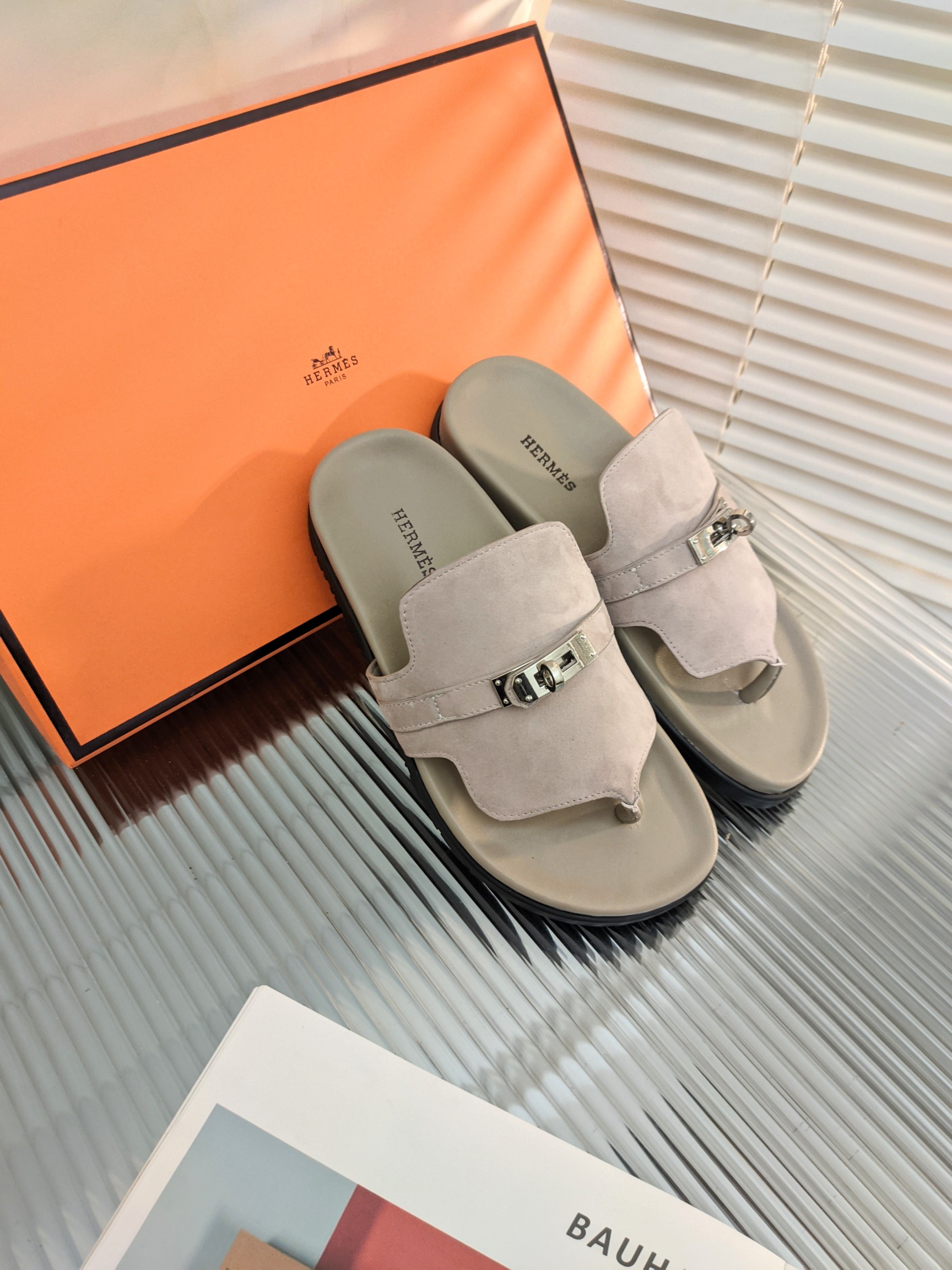 H**mes sandals