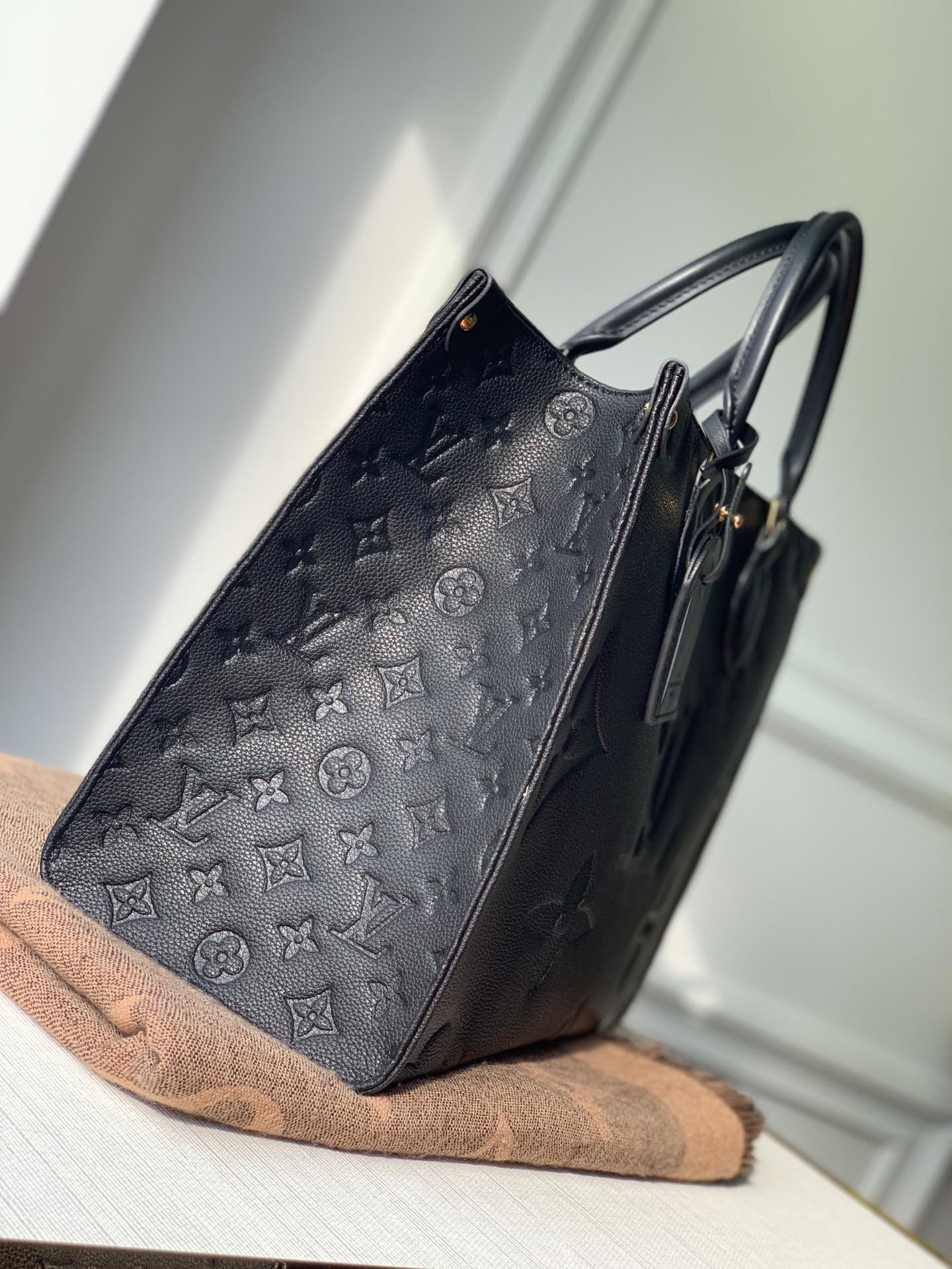 l0*is V*t0n onthego handbag-35*28*15cm