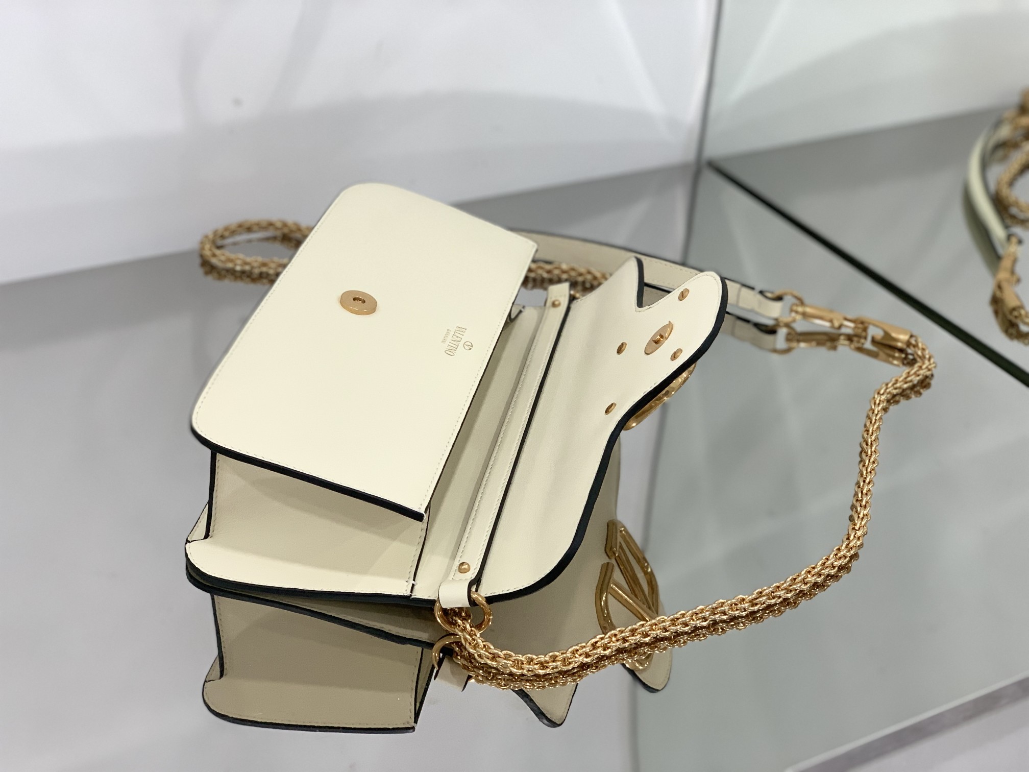 Valentino Garavani Locò Shoulder Bbag In Calfskin With Metallic VLogo-27*13*6CM