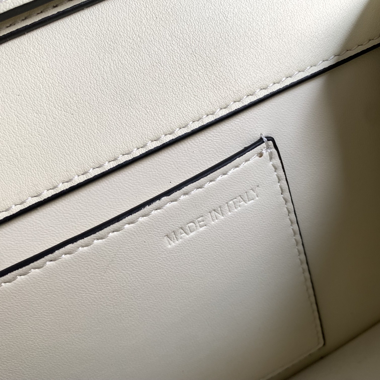 Valentino Garavani Locò Shoulder Bbag In Calfskin With Metallic VLogo-27*13*6CM