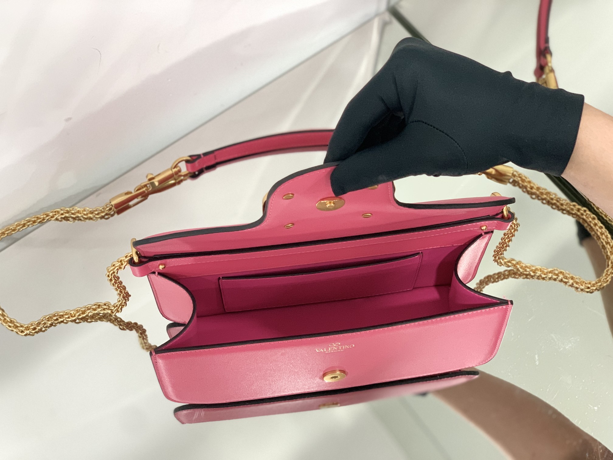 Valentino Garavani Locò Shoulder Bbag In Calfskin With Metallic VLogo-27*13*6CM