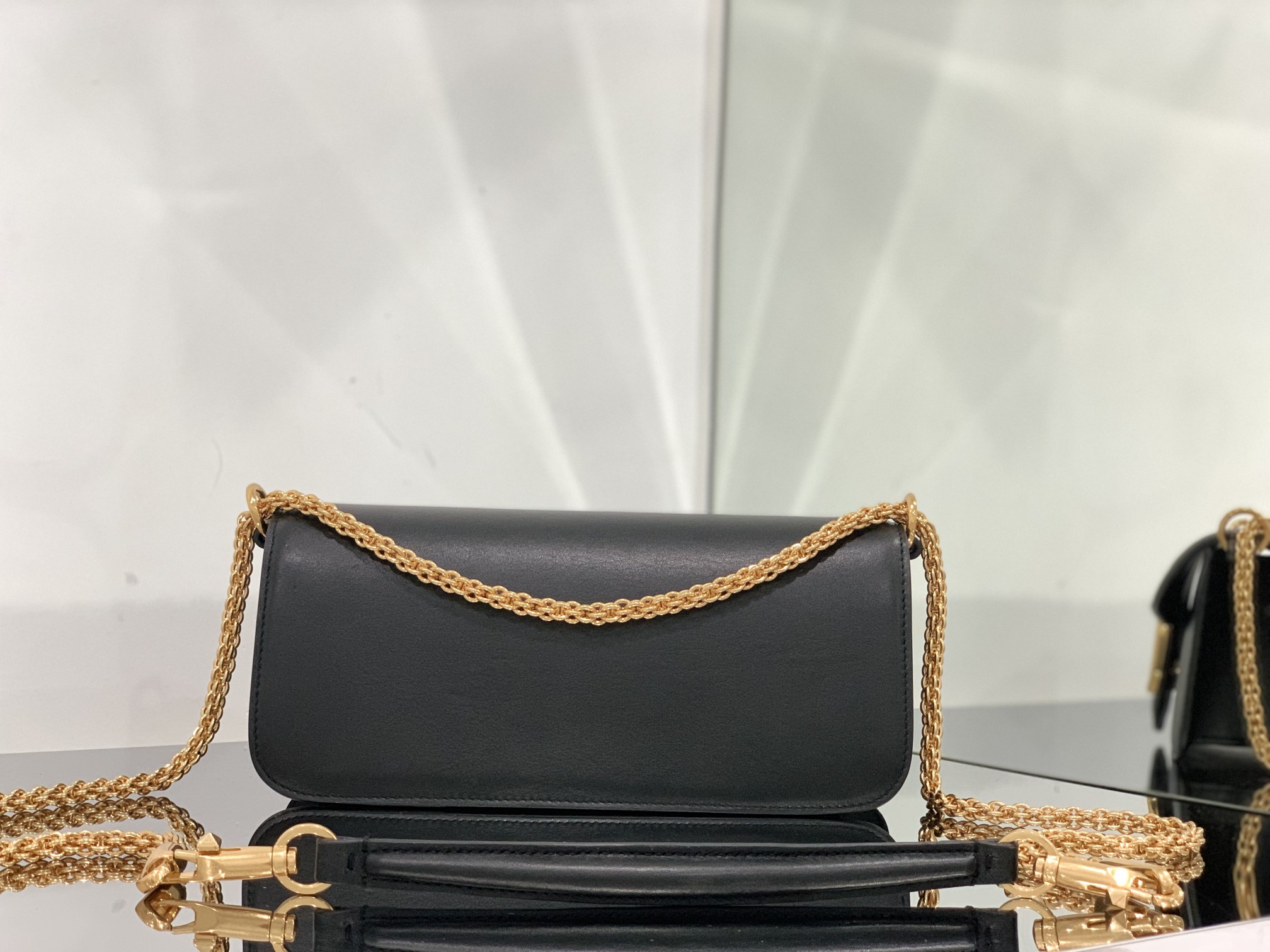 Valentino Garavani Locò Shoulder Bbag In Calfskin With Metallic VLogo-27*13*6CM