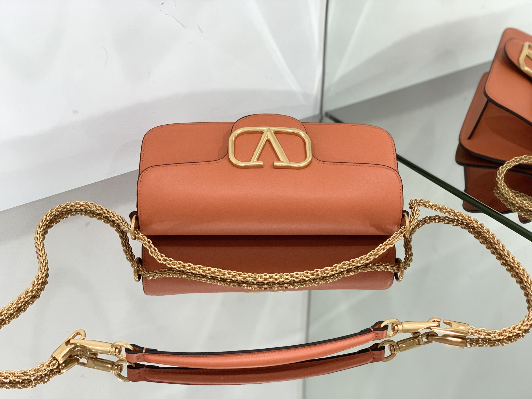 Valentino Garavani Locò Shoulder Bbag In Calfskin With Metallic VLogo-27*13*6CM