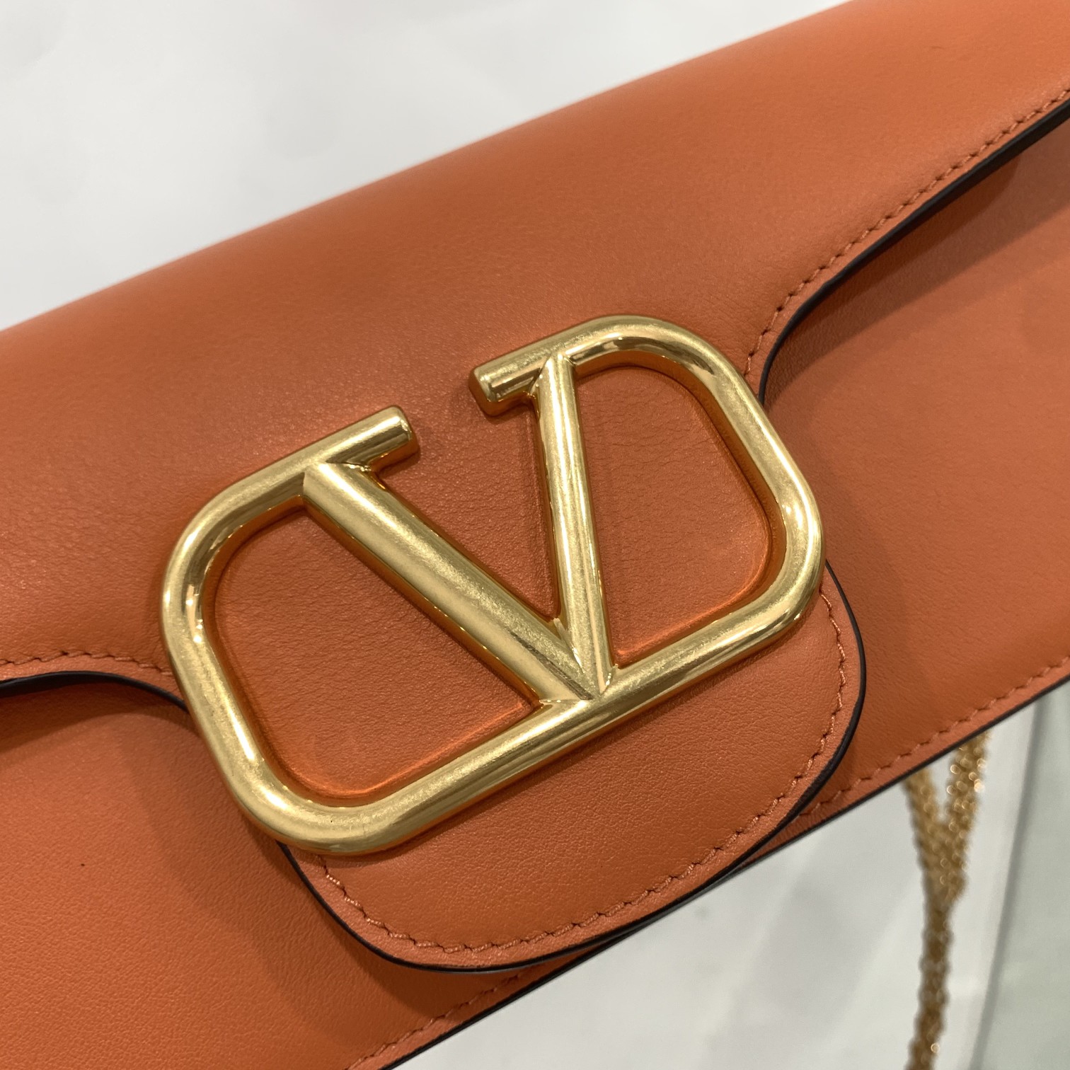 Valentino Garavani Locò Shoulder Bbag In Calfskin With Metallic VLogo-27*13*6CM