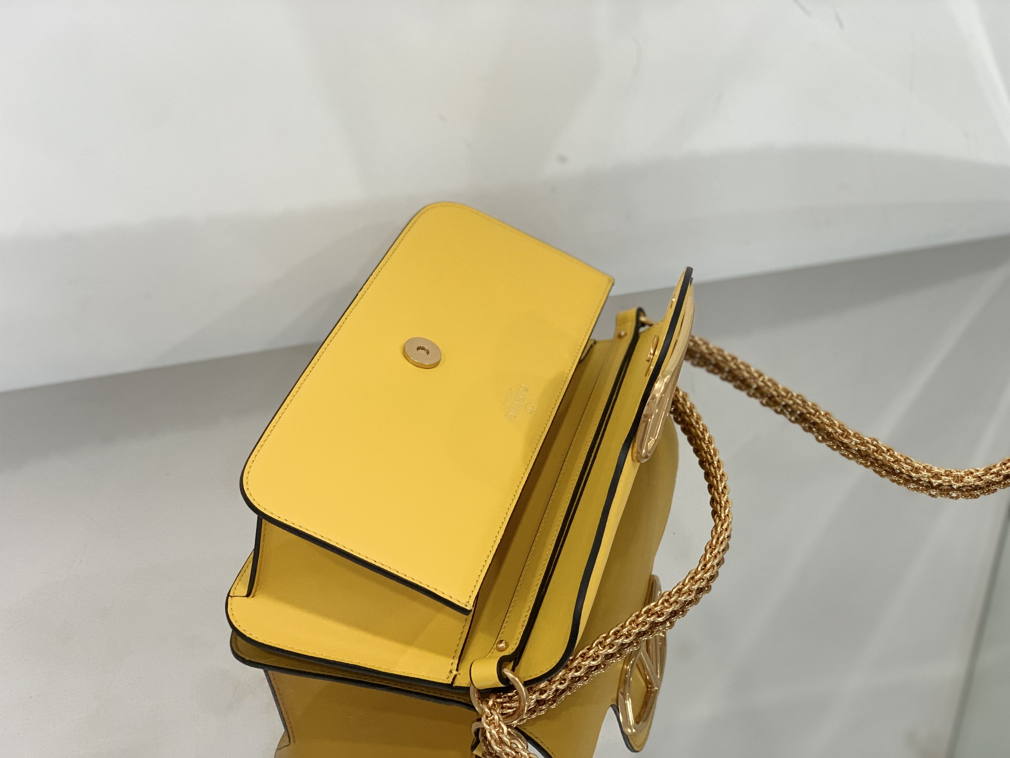 Valentino Garavani Locò Shoulder Bbag In Calfskin With Metallic VLogo-27*13*6CM