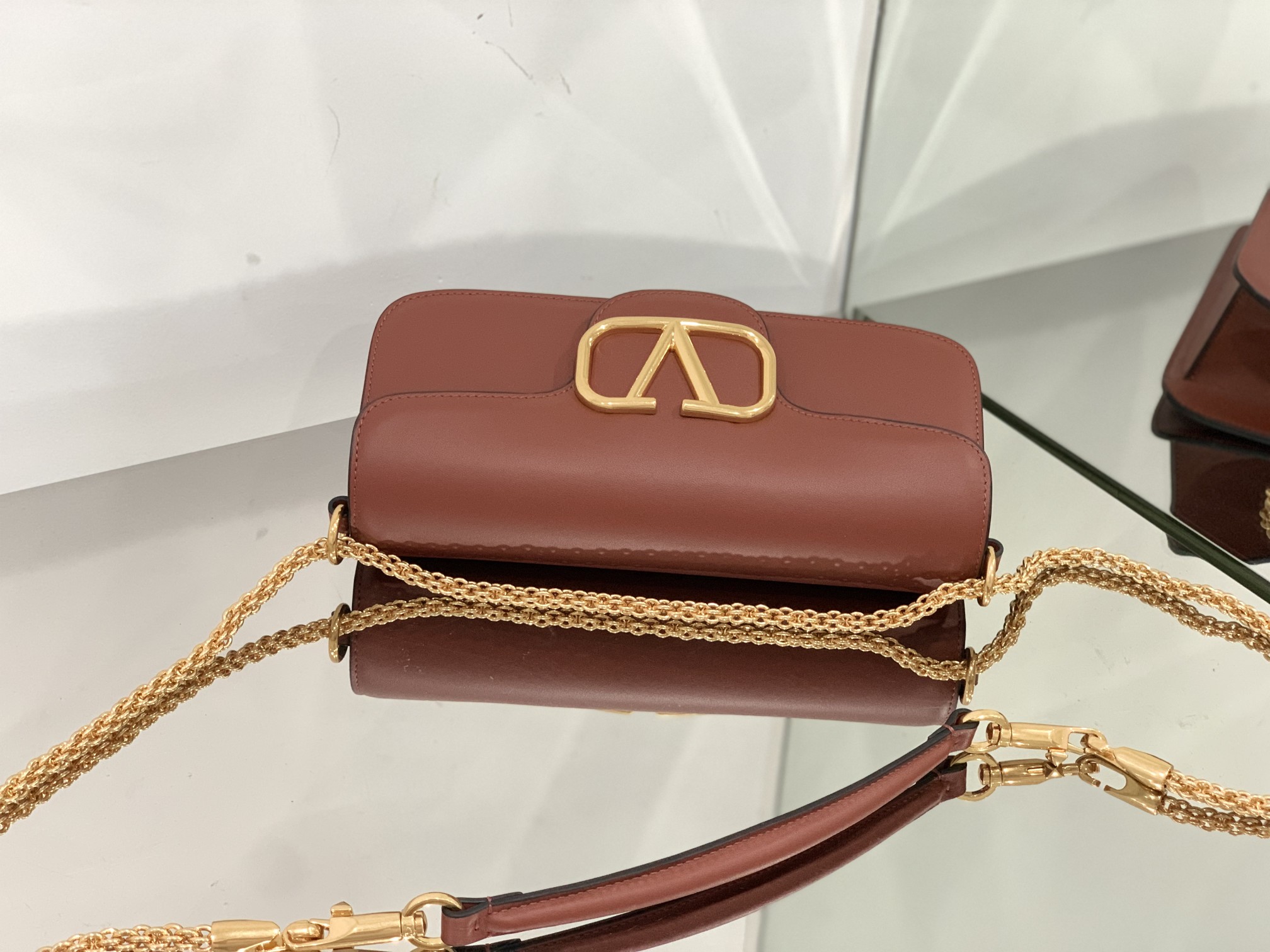 Valentino Garavani Locò Shoulder Bbag In Calfskin With Metallic VLogo-27*13*6CM