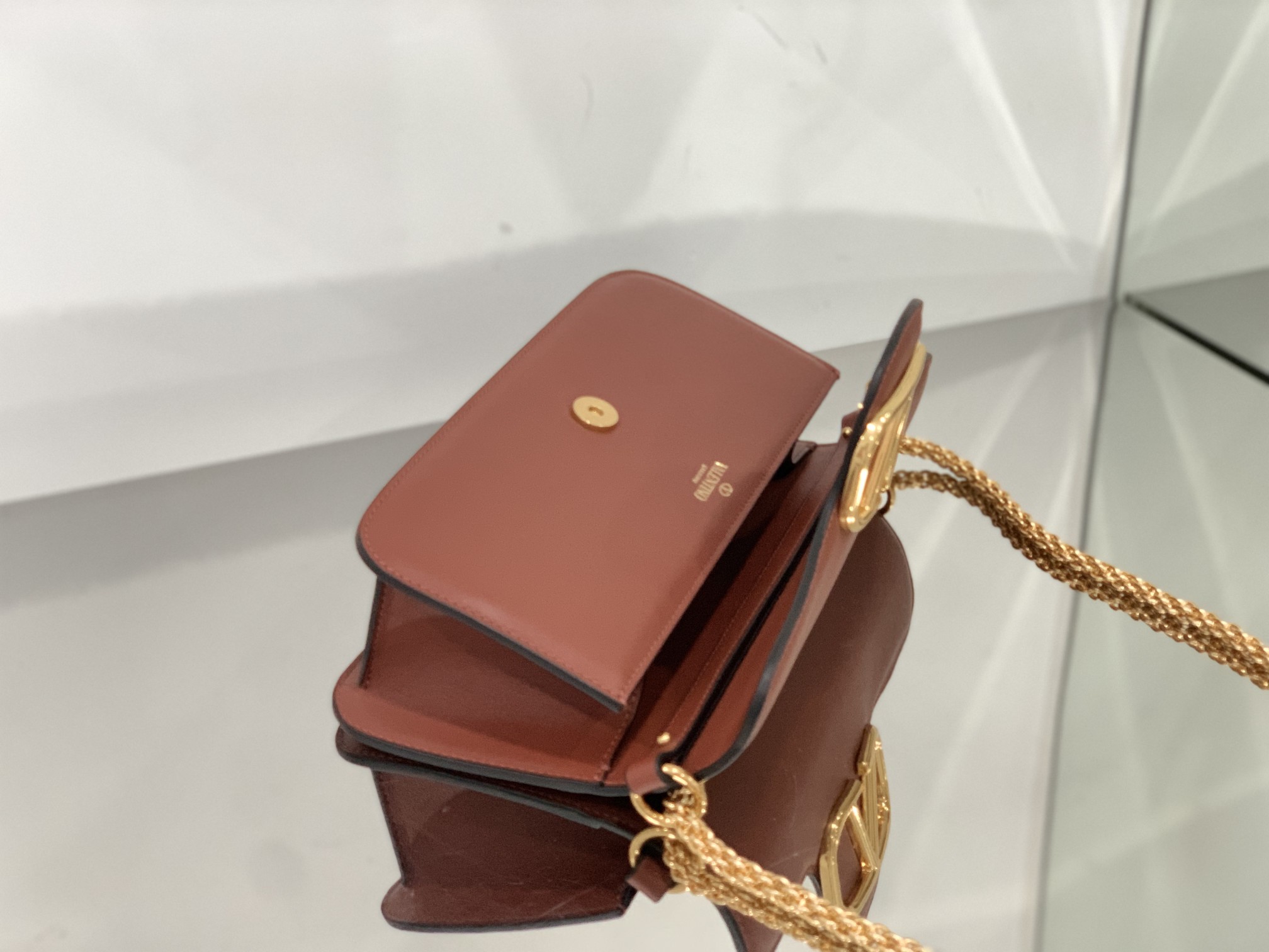 Valentino Garavani Locò Shoulder Bbag In Calfskin With Metallic VLogo-27*13*6CM