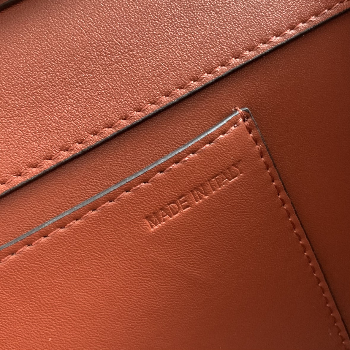 Valentino Garavani Locò Shoulder Bbag In Calfskin With Metallic VLogo-27*13*6CM
