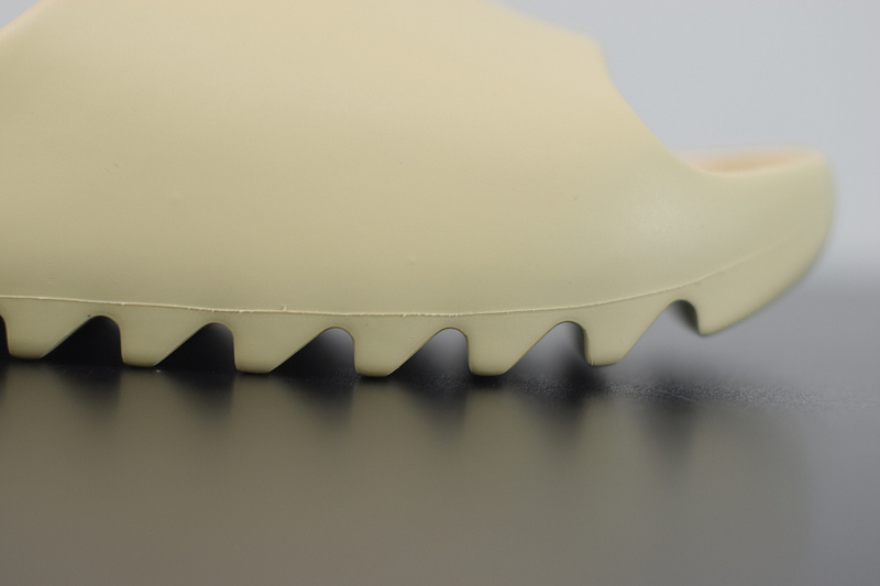 KANYE WEST X ADIDAS YEEZY SLIDE “RESIN”FW6345