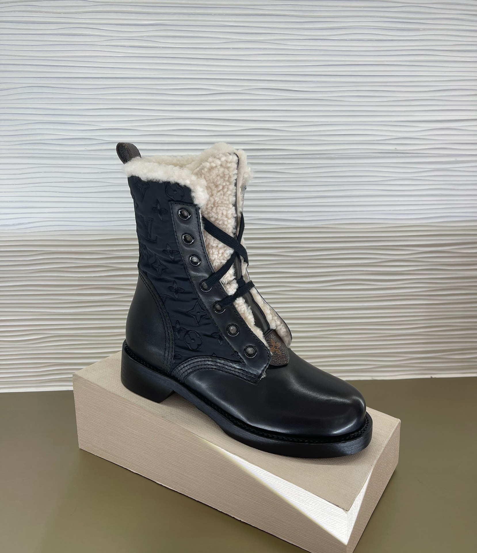 l0*is V*t0n boots