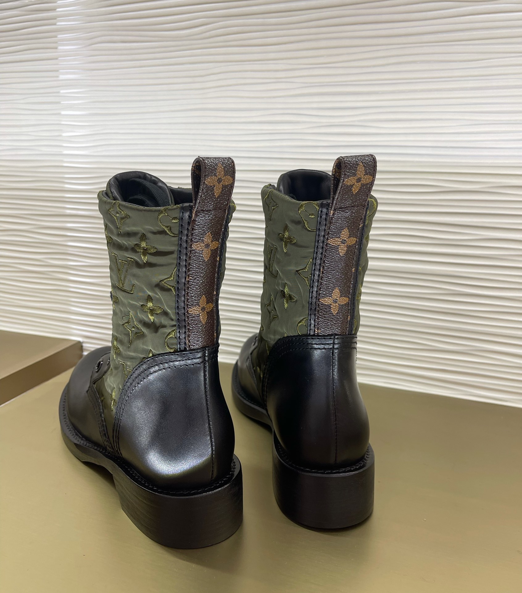 l0*is V*t0n boots
