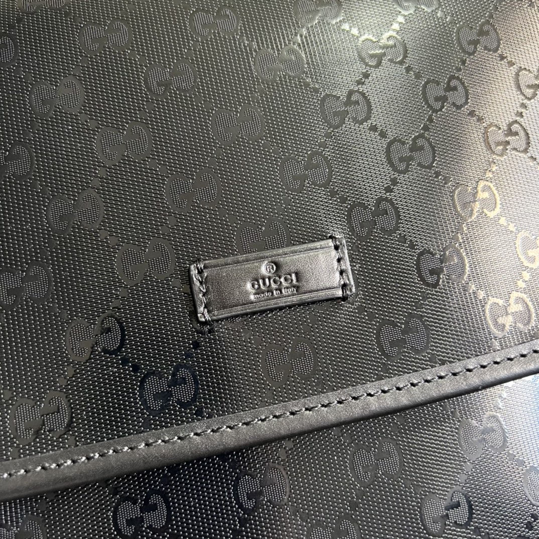 G*u*i messenger bag-33x 22x 11cm