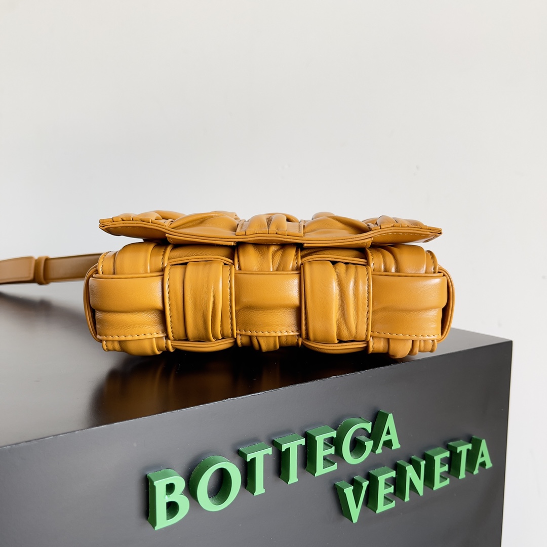 bo*te*ga Ve*ne*ta cassette bag-19*4*12cm