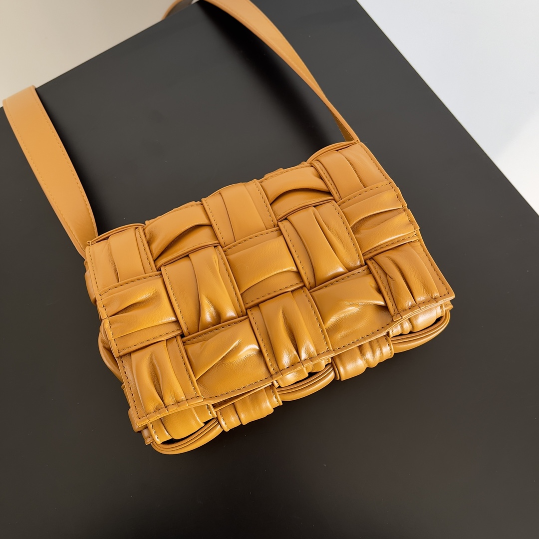 bo*te*ga Ve*ne*ta cassette bag-19*4*12cm