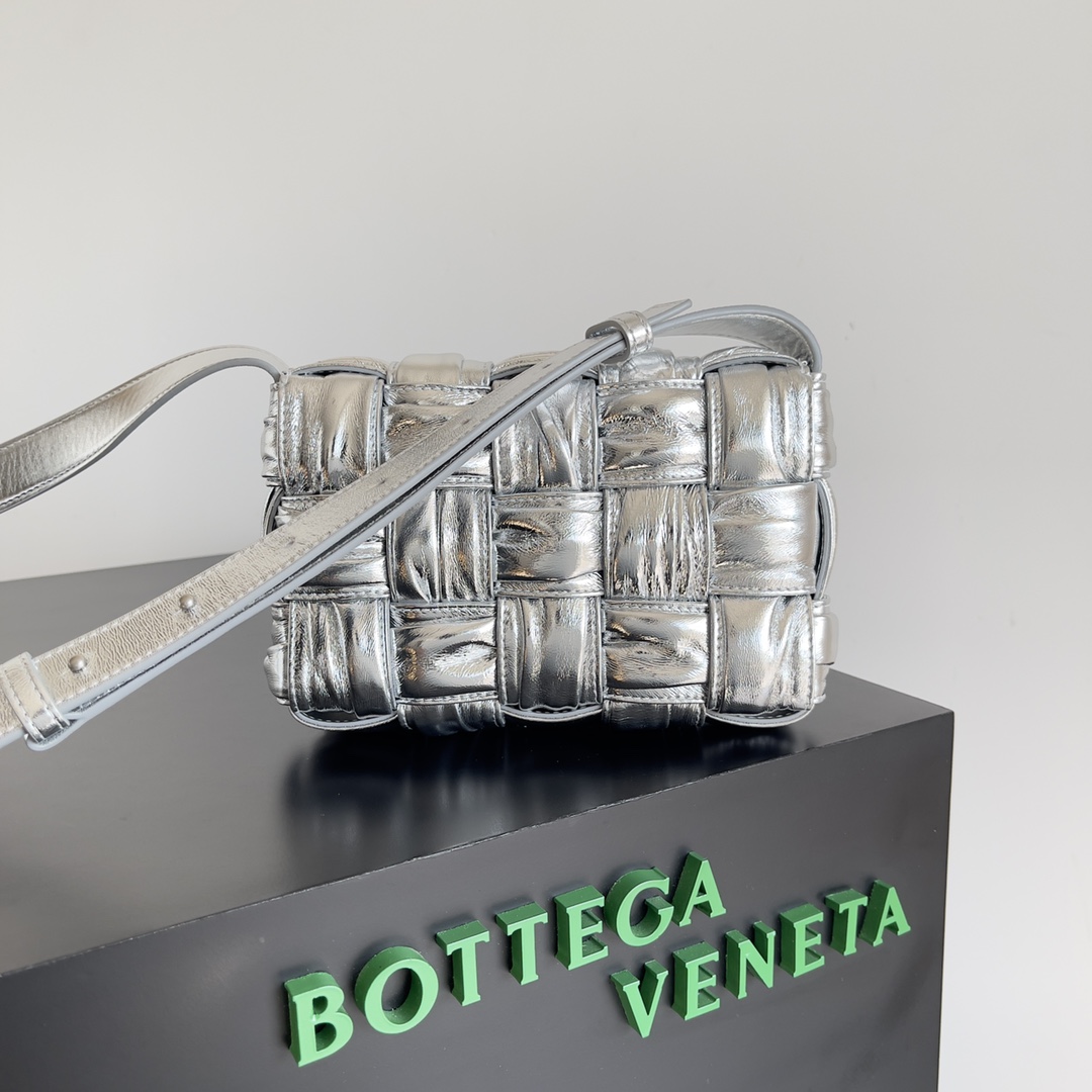 bo*te*ga Ve*ne*ta cassette bag-19*4*12cm