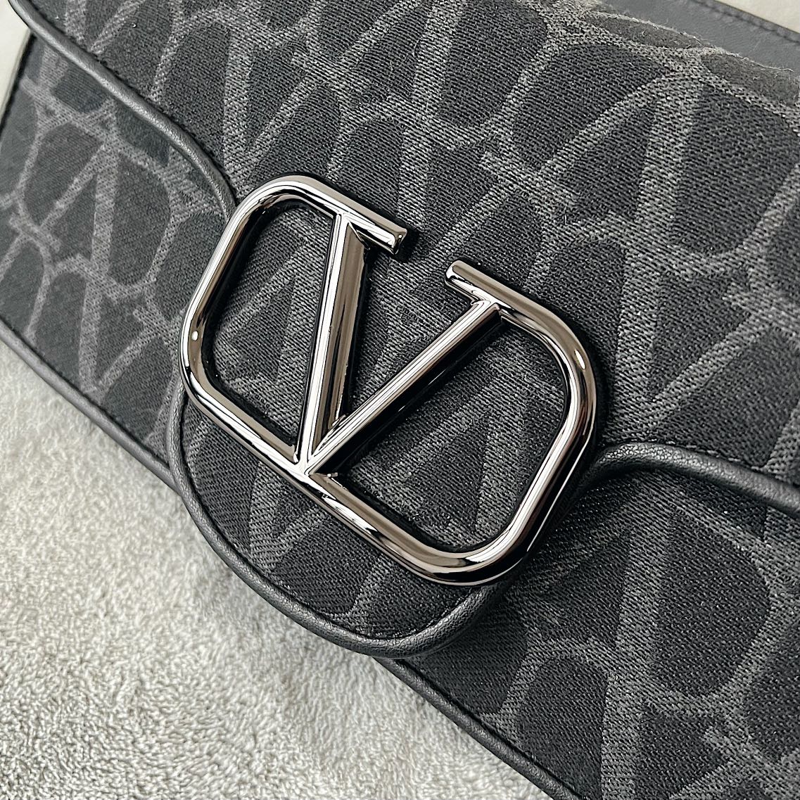 Valentino Garavani Loc-27*13*6CM