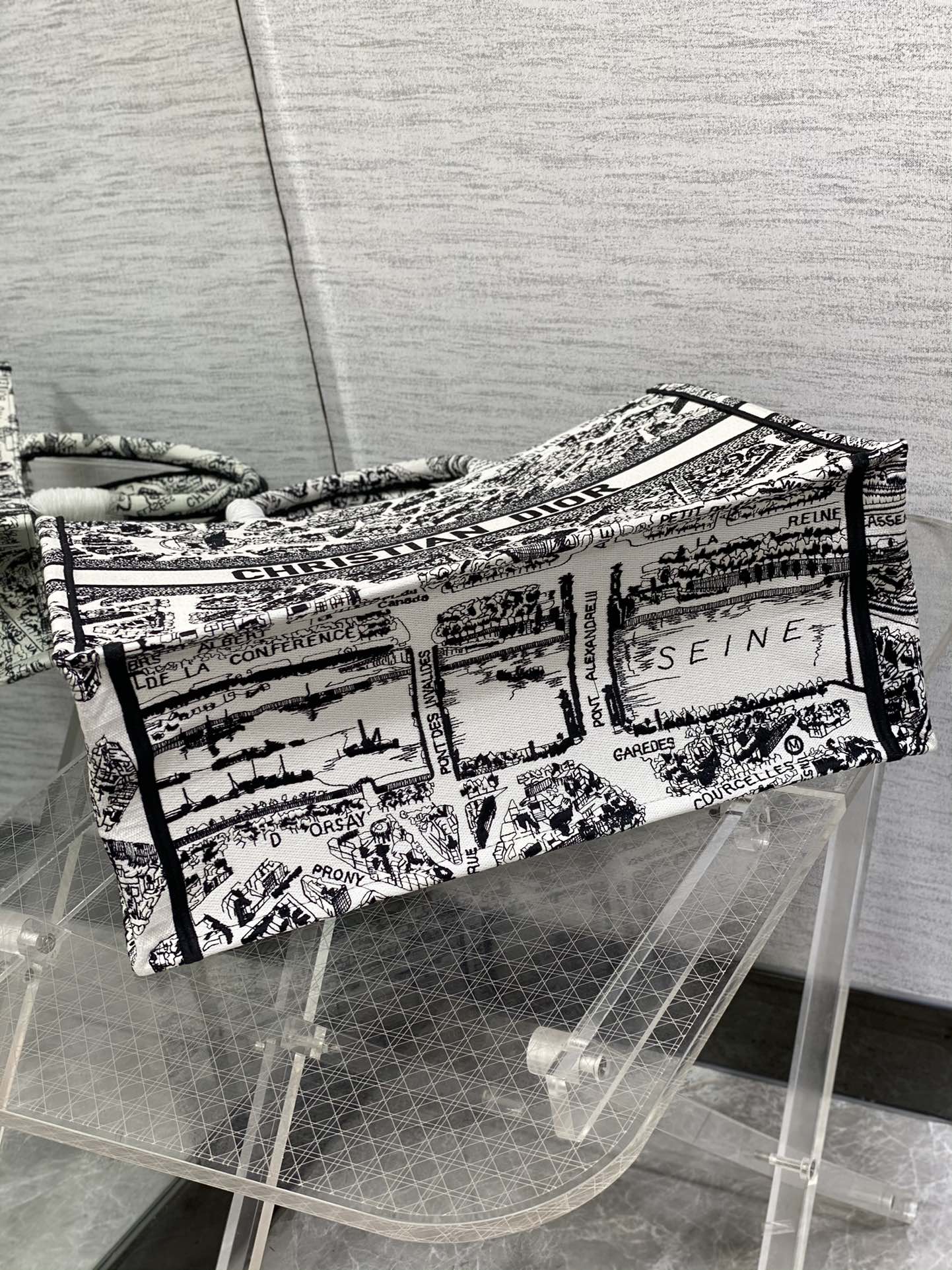 D*or book tote
