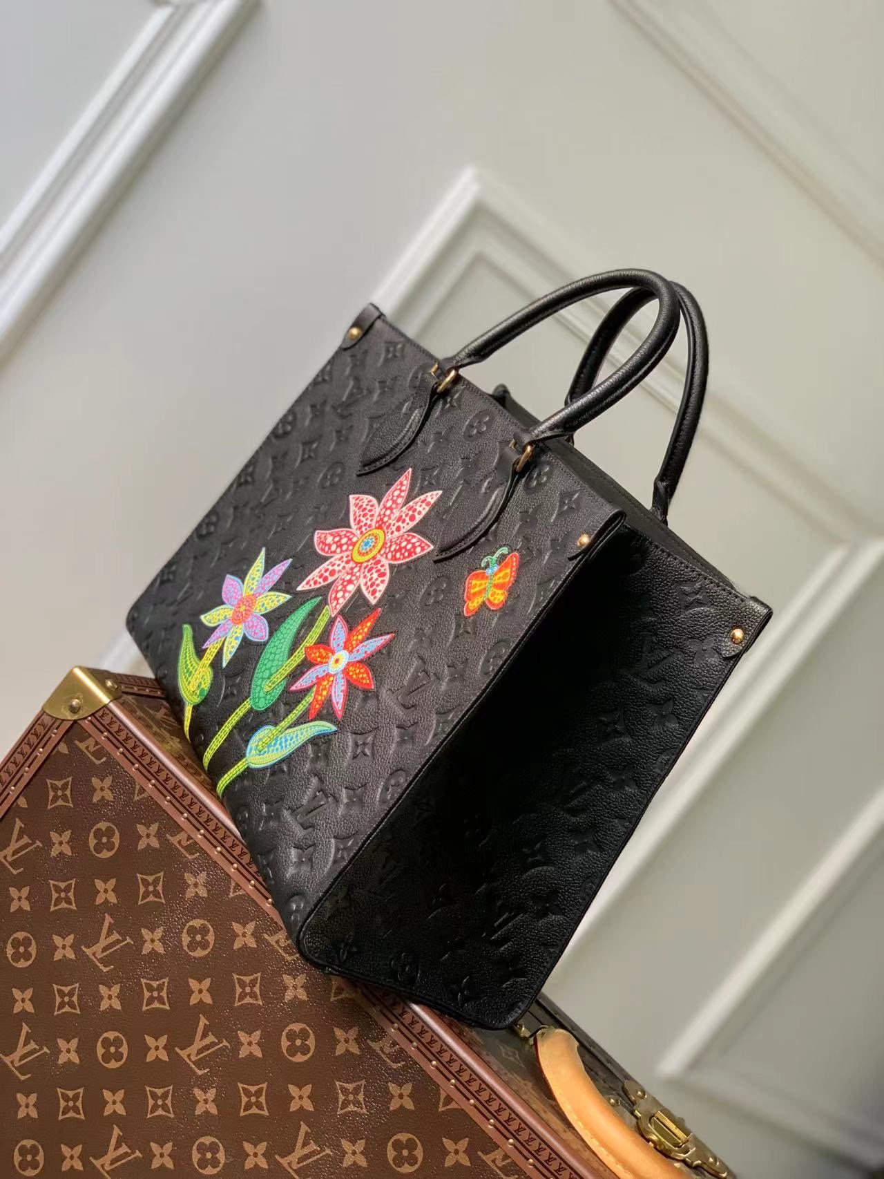 l0*is V*t0n x ykonthego handbag-35 x 27 x 14 cm
