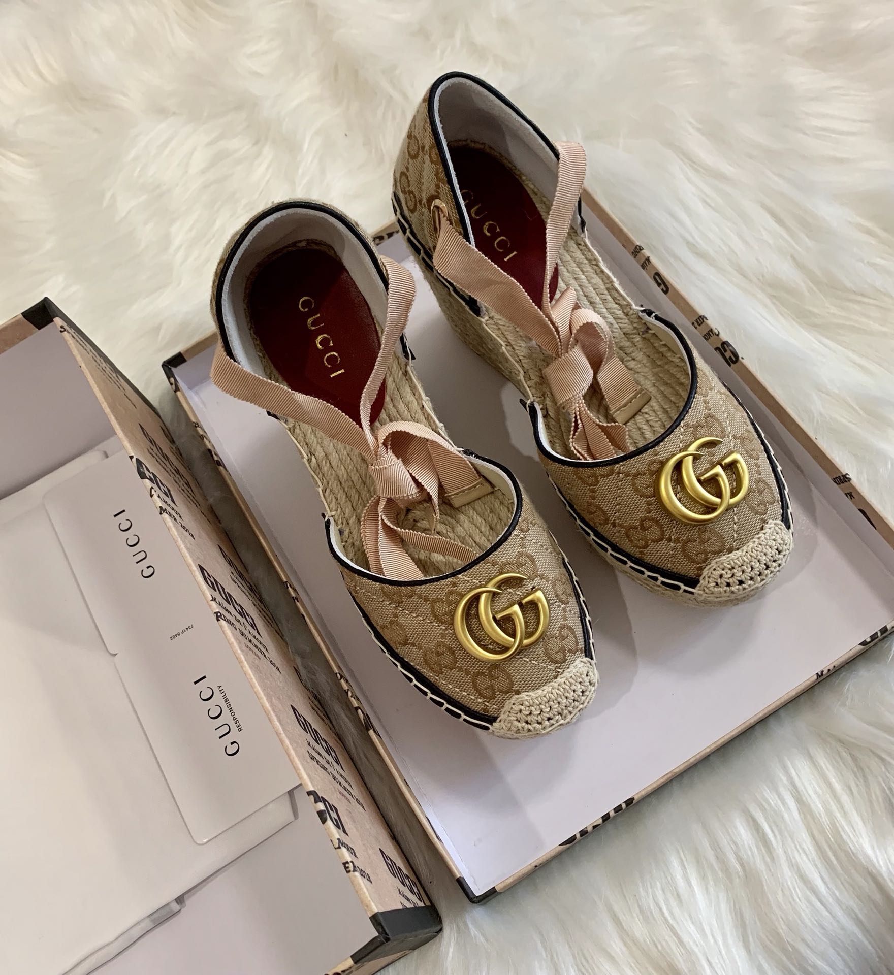 G*u*i sandals