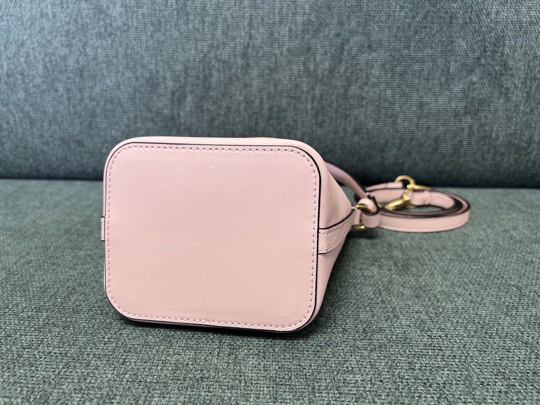 Valentino GARAVANIVLOGO SIGNATURE Bag-12*18*10CM