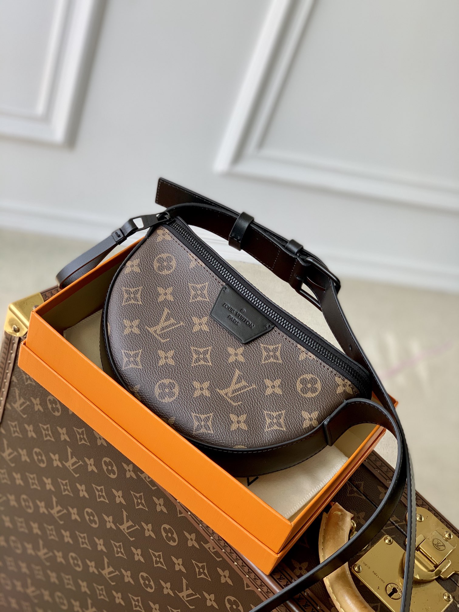 l0*is V*t0n moon crossbody bag-24.5 x 16 x 4.55cm