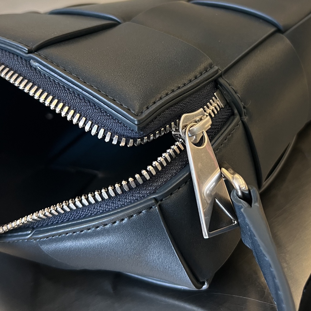 bo*te*ga Ve*ne*ta camera bag-20x15x5cm