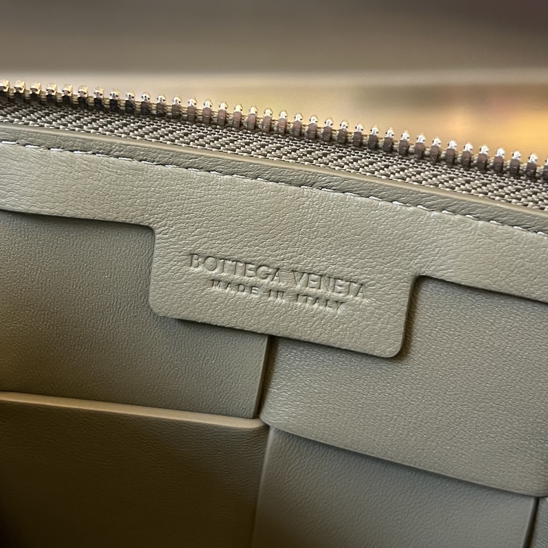 bo*te*ga Ve*ne*ta camera bag-20x15x5cm