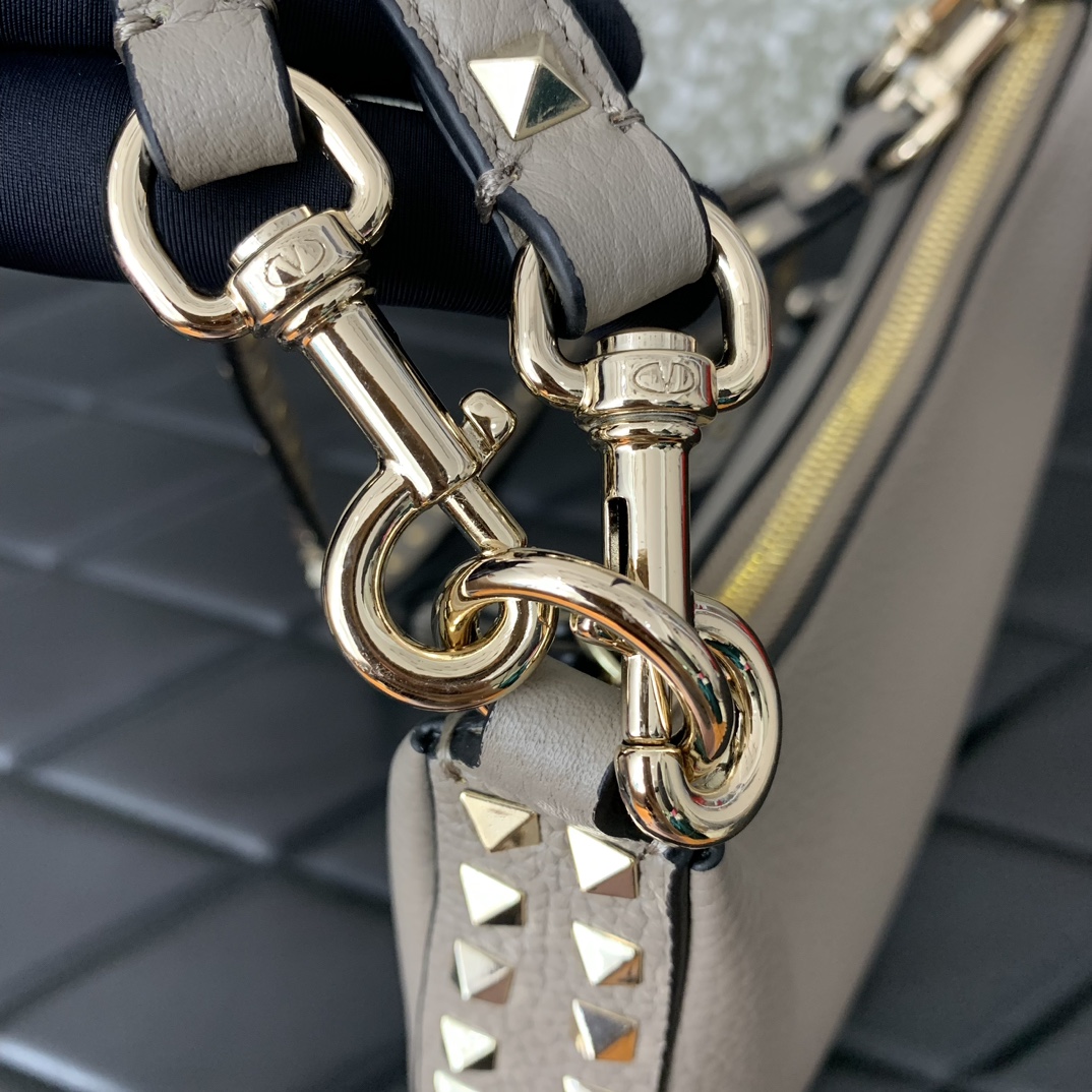 Valentino Garavani Rockstud Hobo Bag-6✖️4✖️16CM