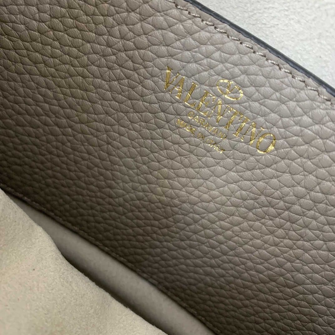 Valentino Garavani Rockstud Hobo Bag-6✖️4✖️16CM