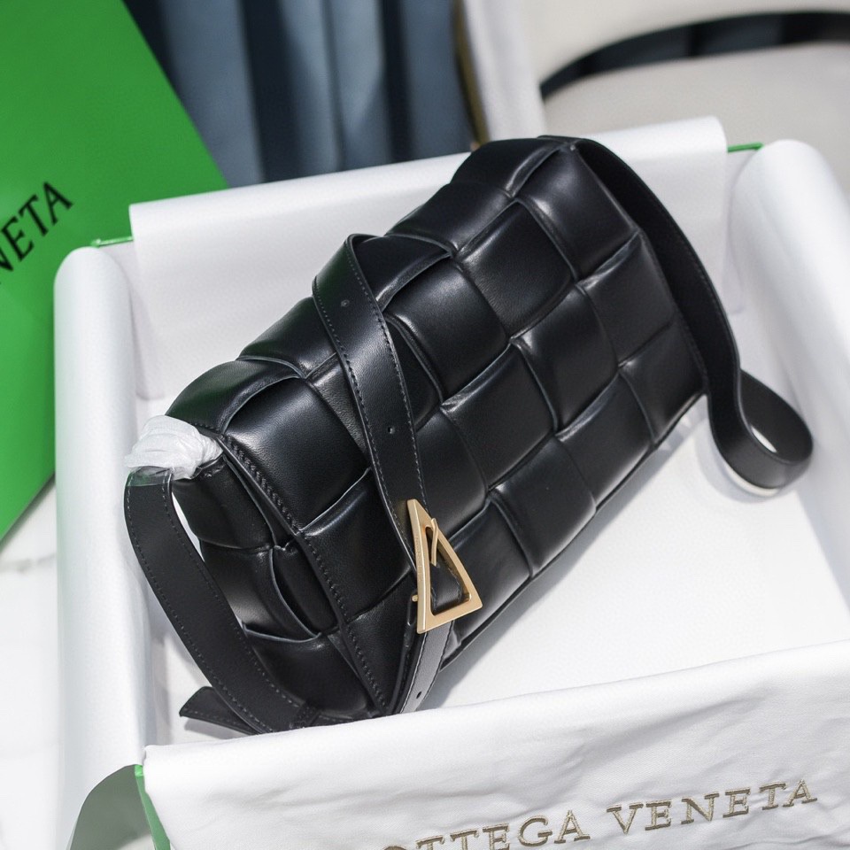 bo*te*ga Ve*ne*ta padded cassette bag-26*18*8cm