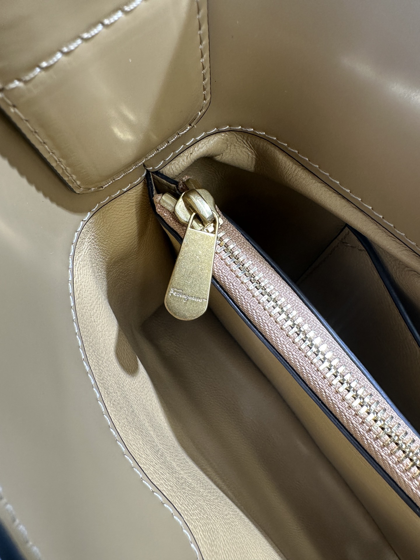 Ferragamo Trifolio Tote-30×20×7CM