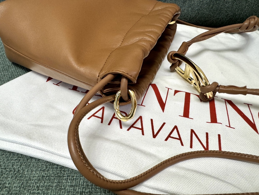 Valentino Garavani Vlogo Pouf Bag-20x17x8CM