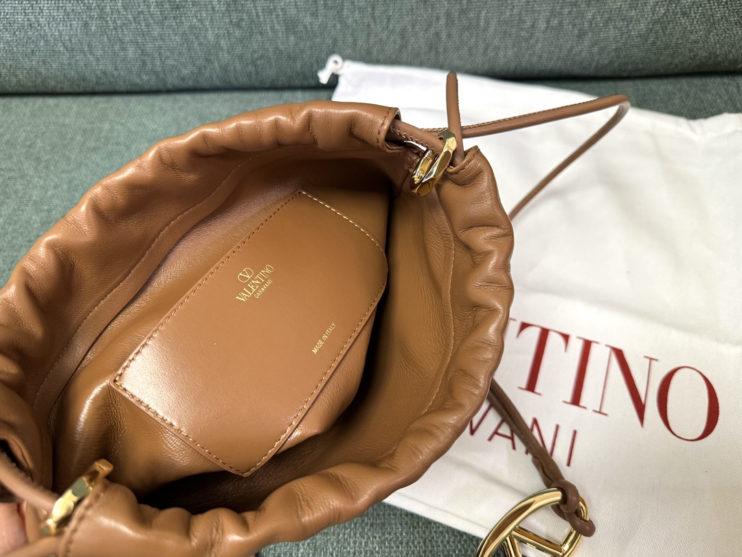 Valentino Garavani Vlogo Pouf Bag-20x17x8CM