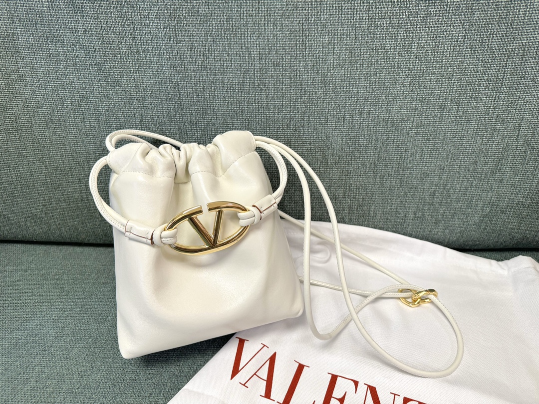 Valentino Garavani Vlogo Pouf Bag-20x17x8CM