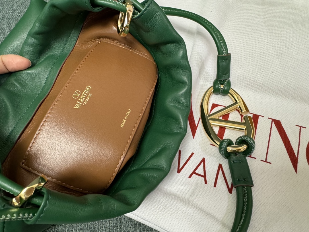 Valentino Garavani Vlogo Pouf Bag-20x17x8CM
