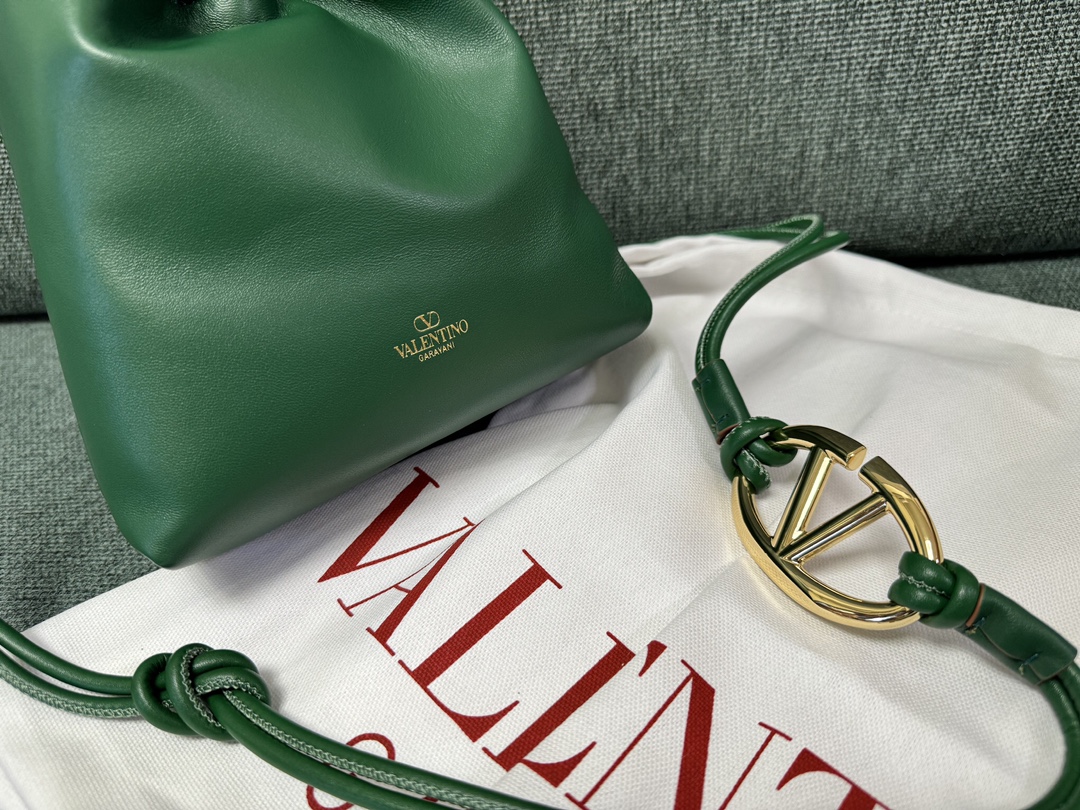 Valentino Garavani Vlogo Pouf Bag-20x17x8CM