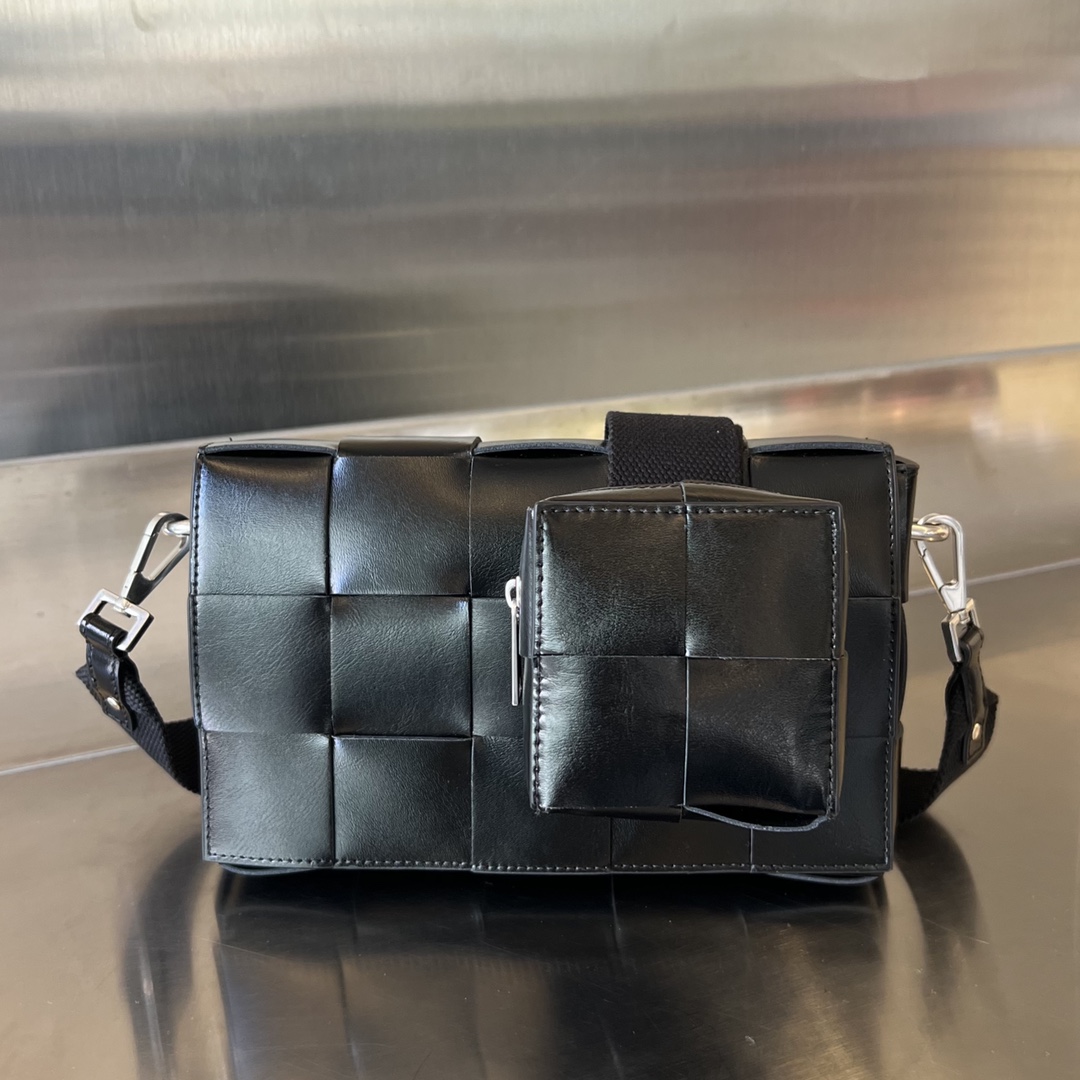 bo*te*ga Ve*ne*ta crossbody bag-23x15x5cm