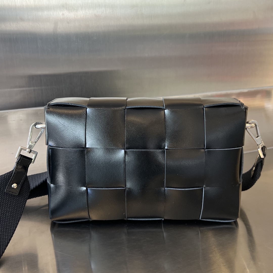 bo*te*ga Ve*ne*ta crossbody bag-23x15x5cm